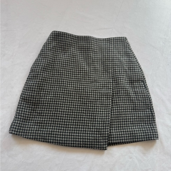 Uniqlo Dresses & Skirts - Uniqlo Monochrome Houndstooth Mini Skirt